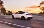 Une poignée de porte escamotable intégrée à la carrosserie d’une Tesla.
