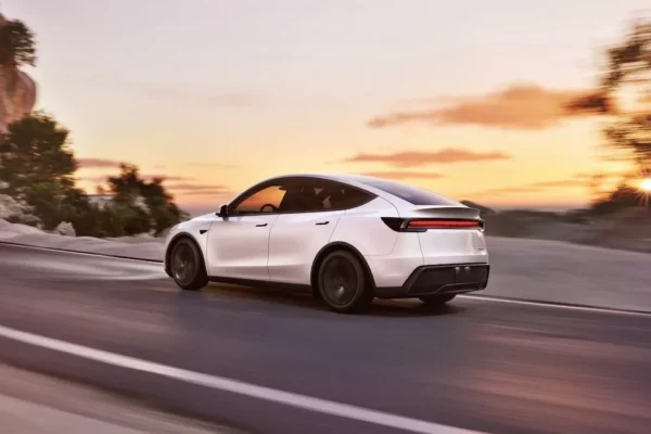 Une poignée de porte escamotable intégrée à la carrosserie d’une Tesla.