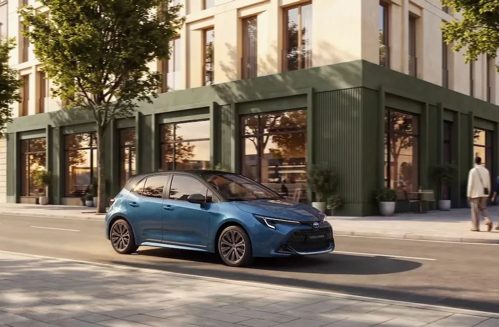 Toyota Corolla en série spéciale 60e anniversaire avec sa teinte Bleu 1966.