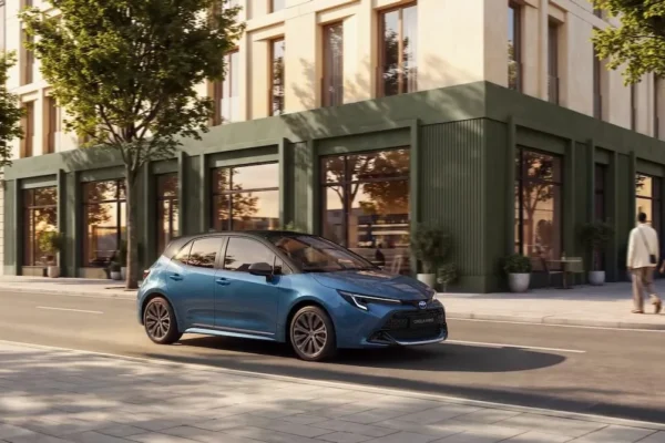 Toyota Corolla en série spéciale 60e anniversaire avec sa teinte Bleu 1966.