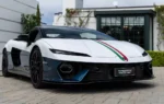 La Lamborghini Temerario Tricolore avec sa livrée bleue, blanche, noire et sa bande aux couleurs de l’Italie.