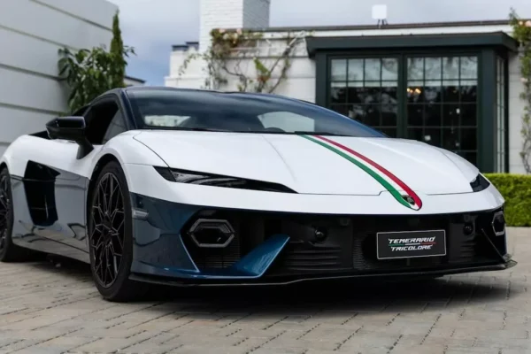 La Lamborghini Temerario Tricolore avec sa livrée bleue, blanche, noire et sa bande aux couleurs de l’Italie.