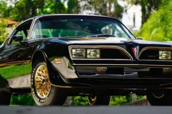 Une Pontiac Firebird Trans Am noire et dorée associée à Burt Reynolds et au film Cours après moi shérif.
