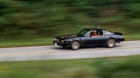 Burt Reynolds a tellement fait pour Pontiac avec un seul film, involontairement, que pour le remercier de son travail commercial involontaire, chaque année, il a reçu une nouvelle Pontiac Firebird Trans Am, gratuitement. © Xacata
