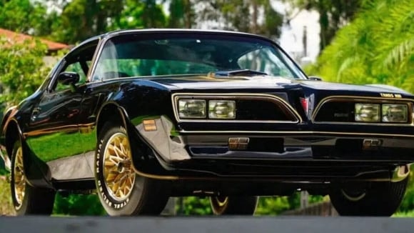 Burt Reynolds recevait une Pontiac Trans Am neuve chaque année grâce au film Smokey and the Bandit (Cours après moi Shérif), jusqu’à ce qu’un nouveau patron mette fin au cadeau. © Classic Cars