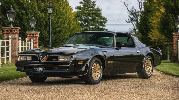 Lorsque le film est entré en production, Hal Needham cherchait une voiture dotée d’une vraie personnalité pour son héros. Il aurait découvert le nouveau coupé Pontiac dans une publicité. © Classic Cars