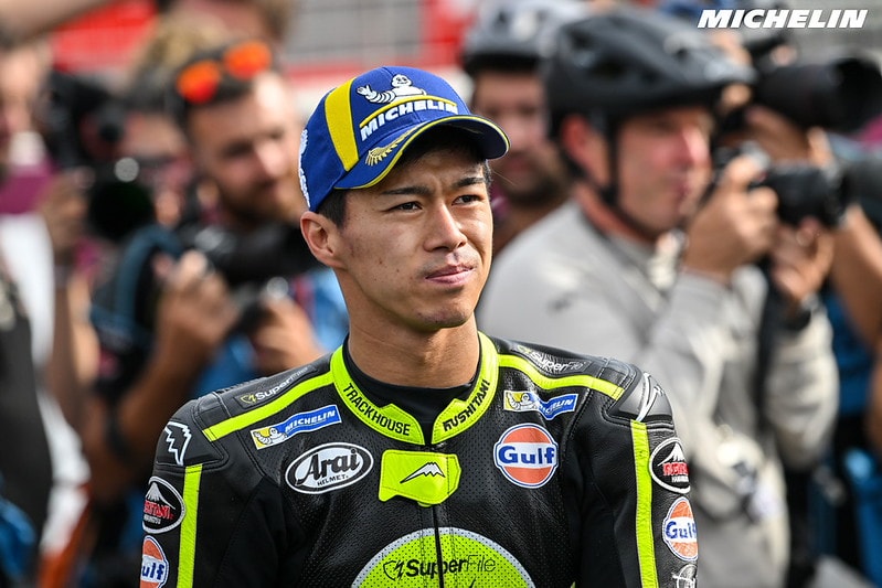 Ai Ogura sur sa moto en piste lors d’un Grand Prix.