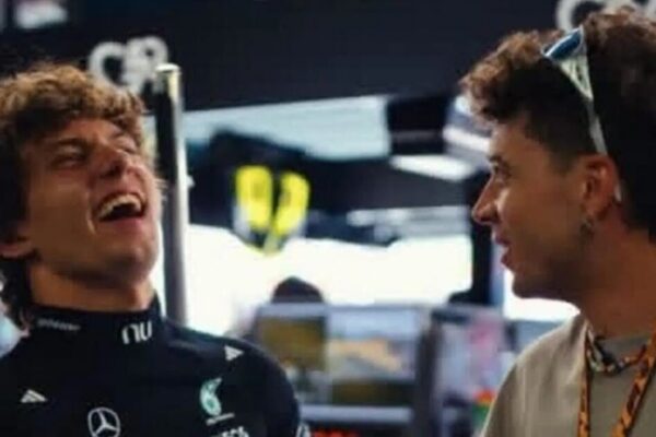 Marco Bezzecchi et Kimi Antonelli réunis dans le garage Mercedes lors du week-end de Monza.
