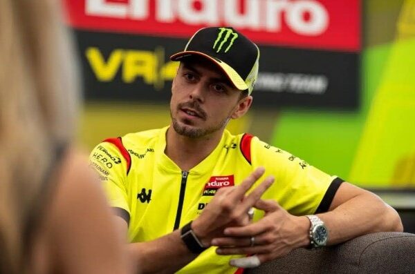 Fabio Di Giannantonio au guidon de sa MotoGP sur un circuit.