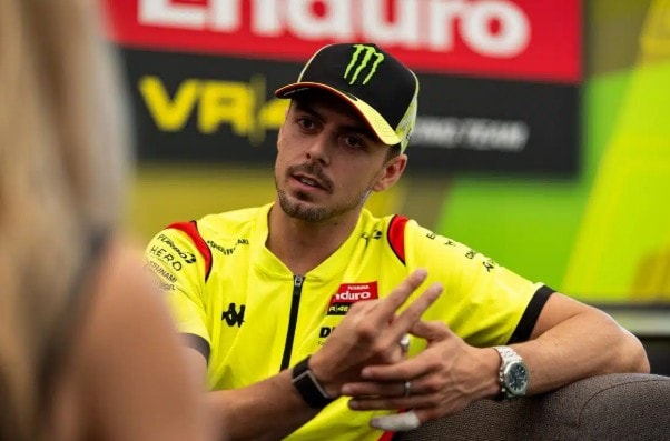 Fabio Di Giannantonio au guidon de sa MotoGP sur un circuit.