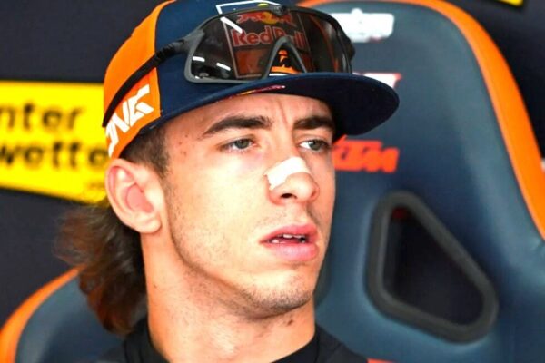 Pedro Acosta en piste au guidon de la KTM RC16 en MotoGP.