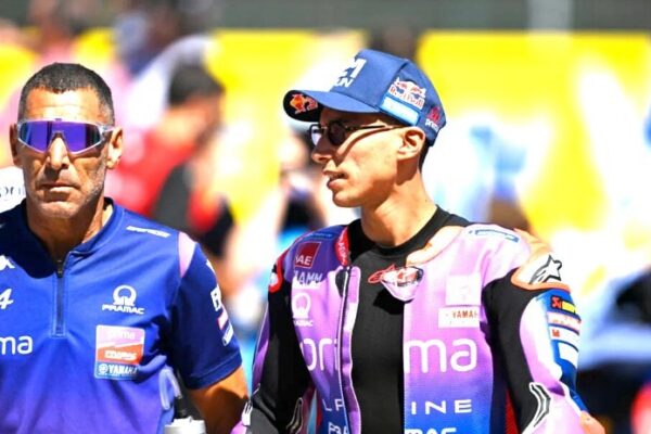 Toprak Razgatlioglu au guidon de la Yamaha de Pramac pendant sa saison 2026 en MotoGP.
