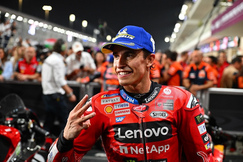 Un pilote de MotoGP en piste sur le circuit de Losail lors du Grand Prix du Qatar.