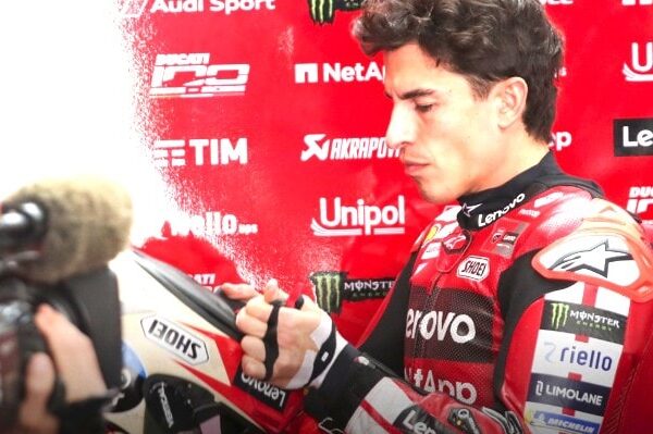 Marc Marquez dans le garage Ducati pendant un week-end de MotoGP.