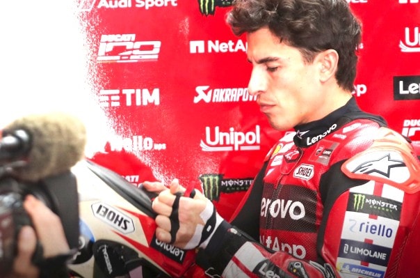 Marc Marquez dans le garage Ducati pendant un week-end de MotoGP.