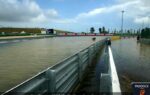 Des motos de MotoGP évoluent sur le Misano World Circuit Marco Simoncelli sous un ciel chargé.