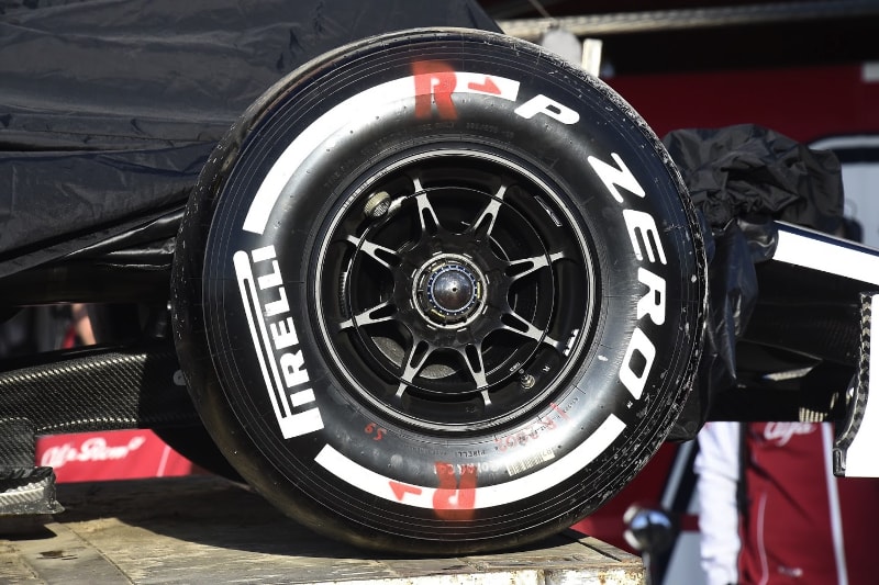 Une monoplace de Formule 1 aborde le virage relevé La Monumental sur le circuit Madring à Madrid.