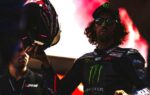Alex Rins en combinaison Yamaha dans le paddock du MotoGP.