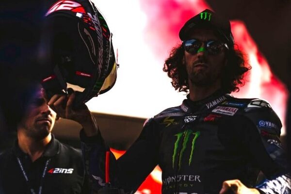Alex Rins en combinaison Yamaha dans le paddock du MotoGP.