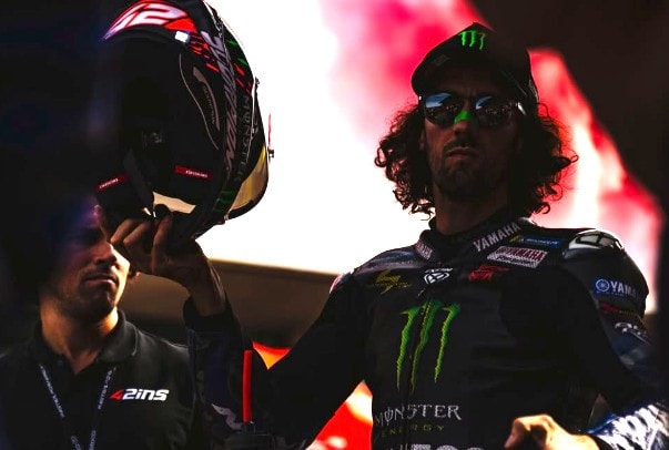 Alex Rins en combinaison Yamaha dans le paddock du MotoGP.