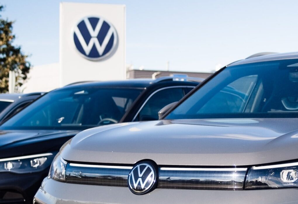 Emblème Volkswagen devant un bâtiment du constructeur allemand.