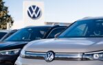 Emblème Volkswagen devant un bâtiment du constructeur allemand.