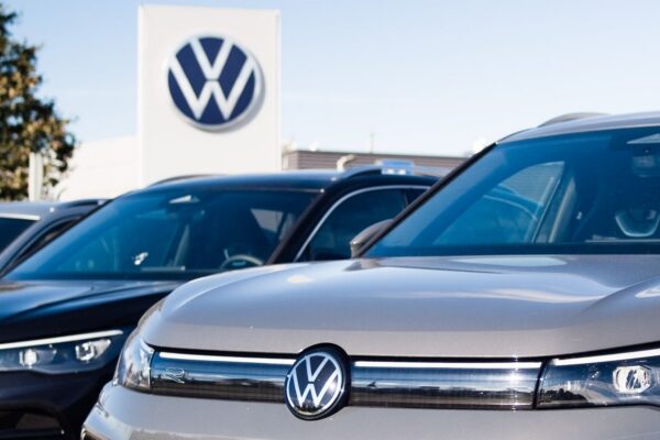 Emblème Volkswagen devant un bâtiment du constructeur allemand.