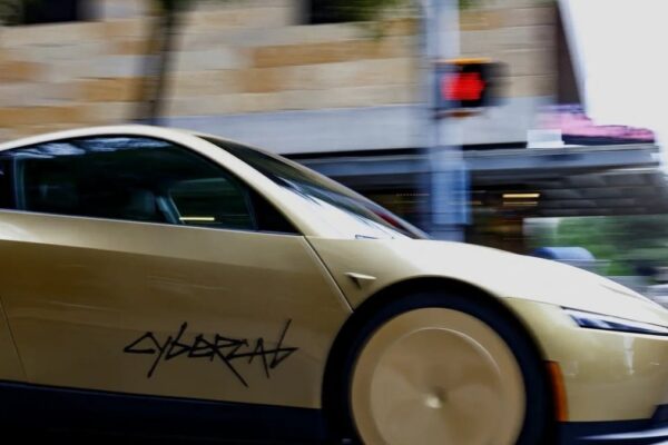 Un Tesla Cybercab circulant sans conducteur dans les rues d’Austin.