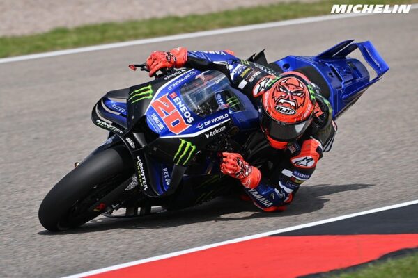 Fabio Quartararo en combinaison Yamaha lors d’un week-end de MotoGP.