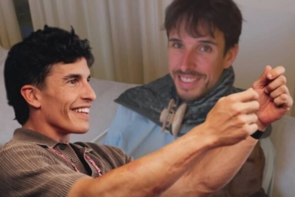 Marc Marquez montre la différence de musculature visible entre ses deux bras.