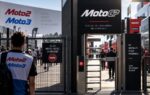 Des membres des équipes MotoGP, Moto2 et Moto3 réunis dans le paddock d’un Grand Prix moto.