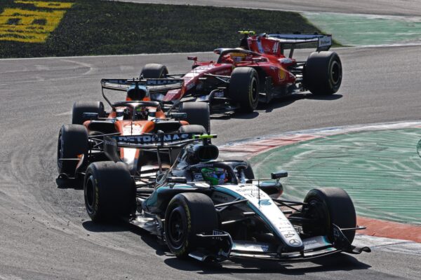 Kimi Antonelli et Toto Wolff réunis avec l’équipe Mercedes en Formule 1.