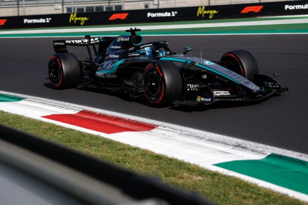 George Russell au volant de sa Mercedes lors des essais libres sur le circuit du Madring.