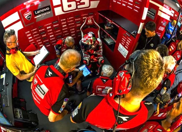 Francesco Bagnaia au guidon de sa Ducati sur le circuit de Misano.