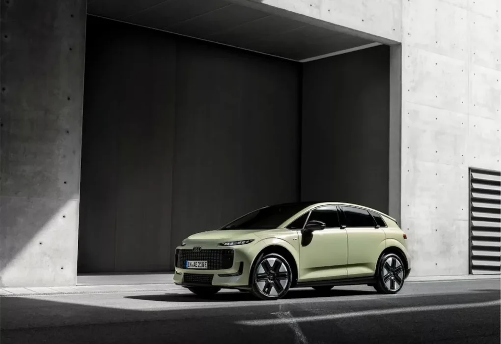 L’Audi A2 e-tron électrique présentée de trois quarts.