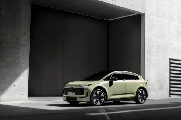 L’Audi A2 e-tron électrique présentée de trois quarts.