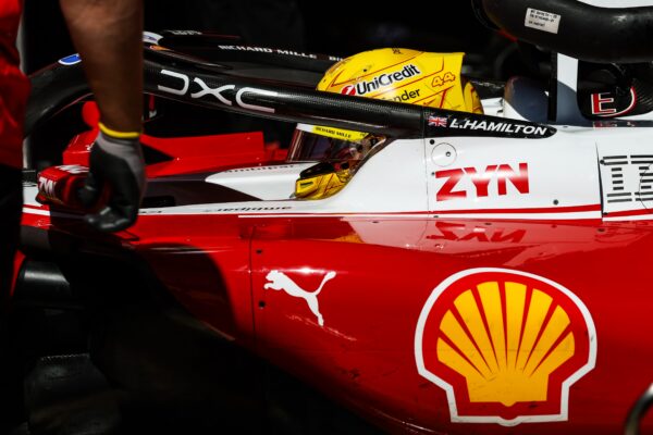 Lewis Hamilton au volant de sa Ferrari sur le circuit Madring à Madrid.