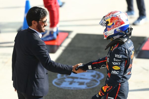 Mohammed Ben Sulayem s’exprimant dans le paddock de Formule 1.