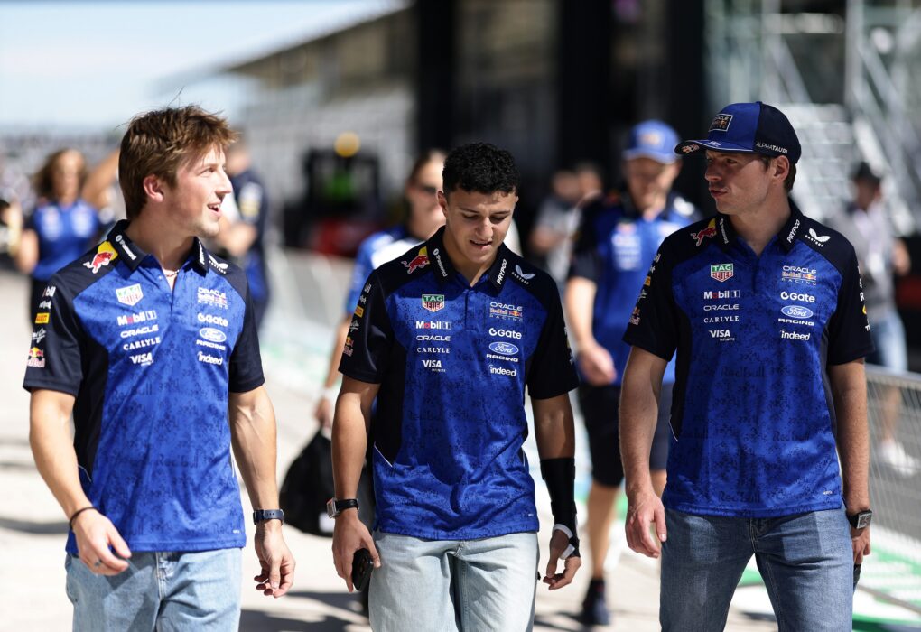 Isack Hadjar portant une attelle au poignet dans le paddock avec Red Bull.