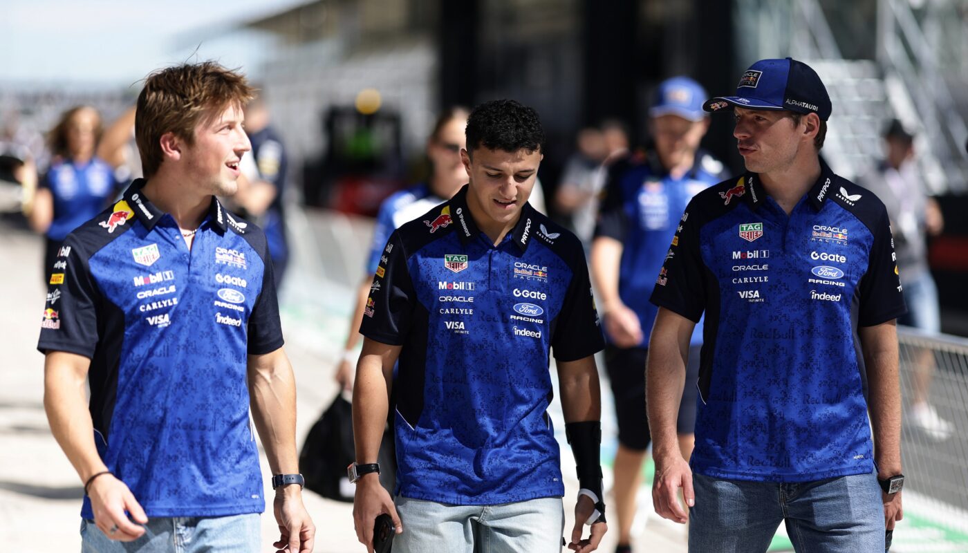 Isack Hadjar portant une attelle au poignet dans le paddock avec Red Bull.