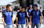 Isack Hadjar portant une attelle au poignet dans le paddock avec Red Bull.