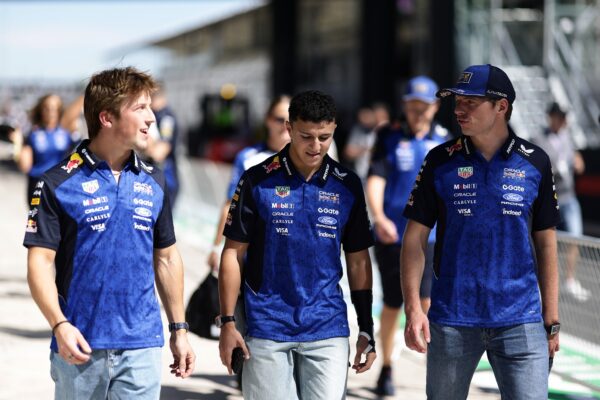 Isack Hadjar portant une attelle au poignet dans le paddock avec Red Bull.