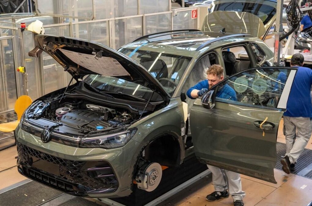 Une ligne de production automobile immobilisée à l'intérieur d'une usine.
