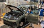 Une ligne de production automobile immobilisée à l'intérieur d'une usine.