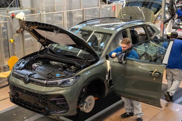 Une ligne de production automobile immobilisée à l'intérieur d'une usine.