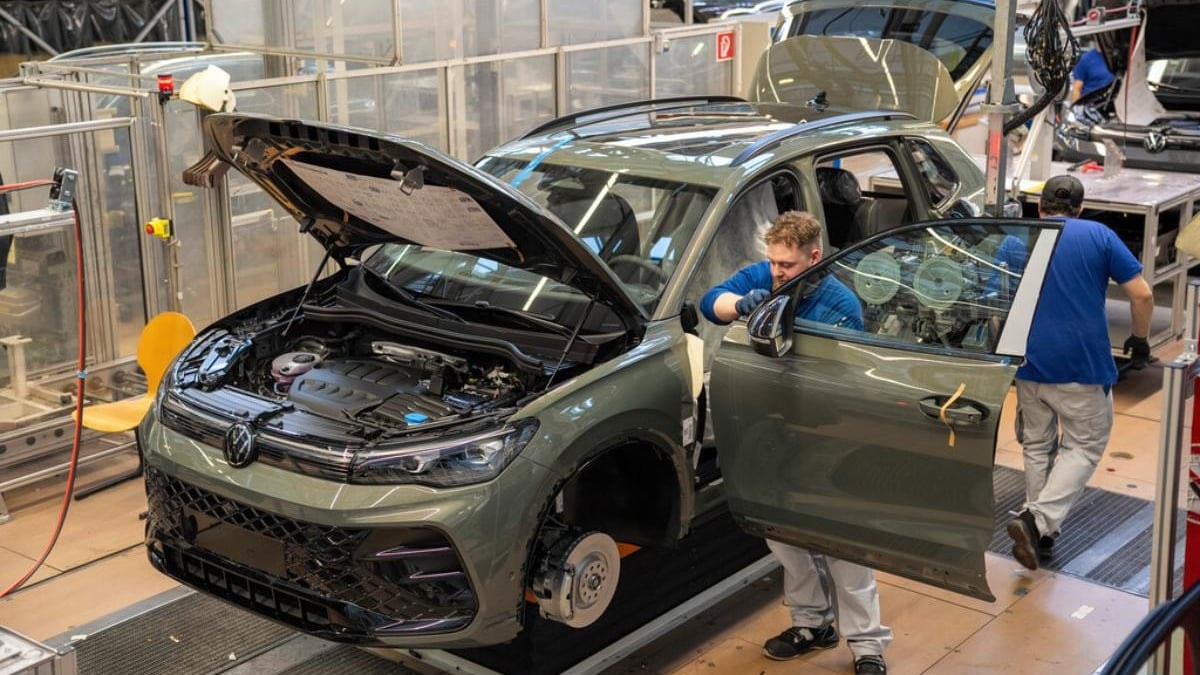 Une ligne de production automobile immobilisée à l'intérieur d'une usine.
