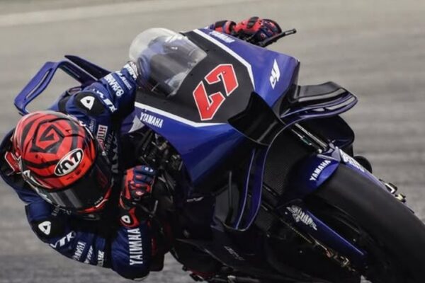Augusto Fernandez au guidon de la future Yamaha M1 de 850 cm³ pendant les essais de Barcelone.