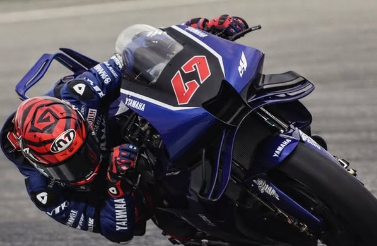 Augusto Fernandez au guidon de la future Yamaha M1 de 850 cm³ pendant les essais de Barcelone.