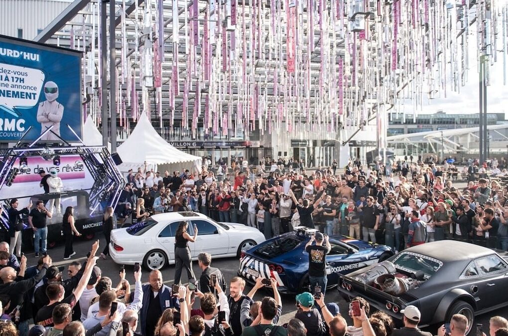 Des visiteurs découvrent les véhicules exposés dans les halls du Mondial de l’Auto à Paris.