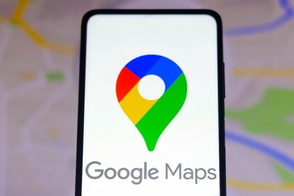 Un smartphone affichant les réglages de confidentialité et de localisation de Google Maps.